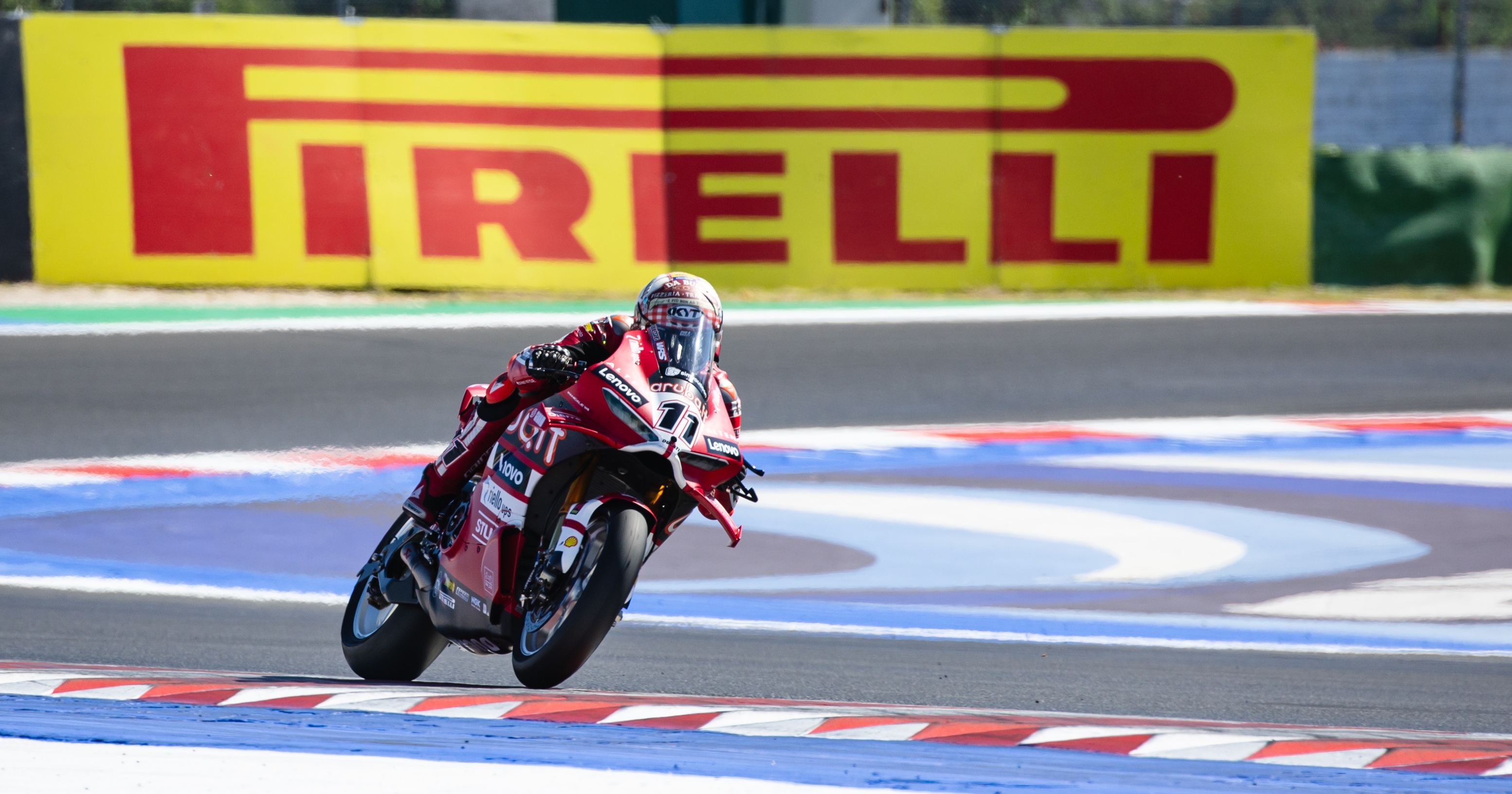Bulega beats records as the new Pirelli SCQ shines in the Superpole Race